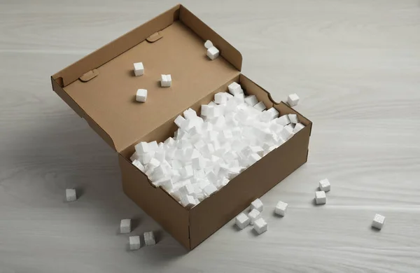 Caja Cartón Cubos Espuma Poliestireno Suelo Madera —  Fotos de Stock