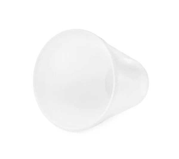 白で隔離された1つのきれいな発泡スチロールカップ — ストック写真