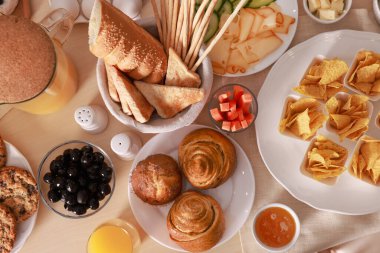 Masada farklı yemekler ve düz tabaklar var. Lüks brunch.
