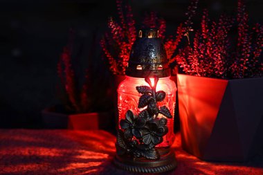 Gece taş yüzeyinde yanan mum olan mezar feneri.
