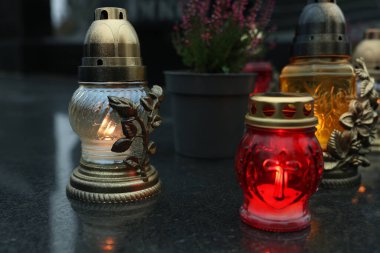 Mezarlıkta granit yüzeyde mezar ışıkları