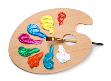 Beyaz arka planda boya ve fırça ile palet, üst manzara. Sanatçı ekipmanı