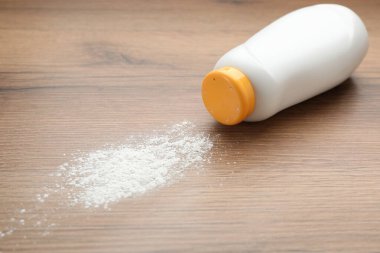 Ahşap arka planda şişe ve toz alma tozu. Bebek kozmetik ürünü