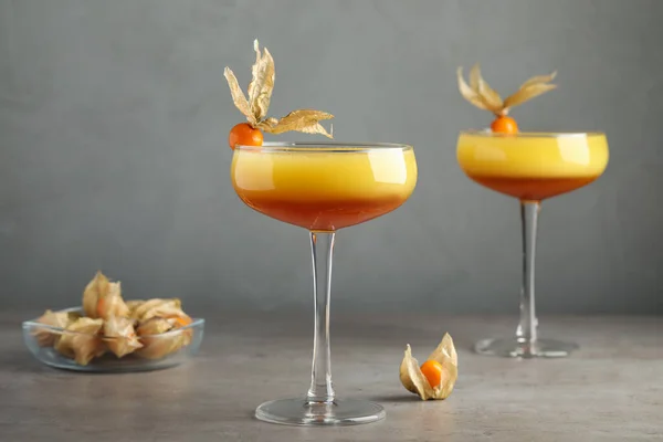 Leckerer Cocktail Mit Physalis Früchten Auf Grauem Tisch — Stockfoto