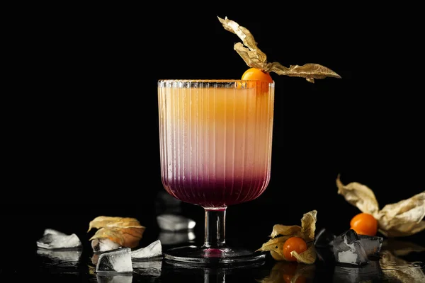 Cocktail Rinfrescante Decorato Con Frutta Physalis Sfondo Nero — Foto Stock