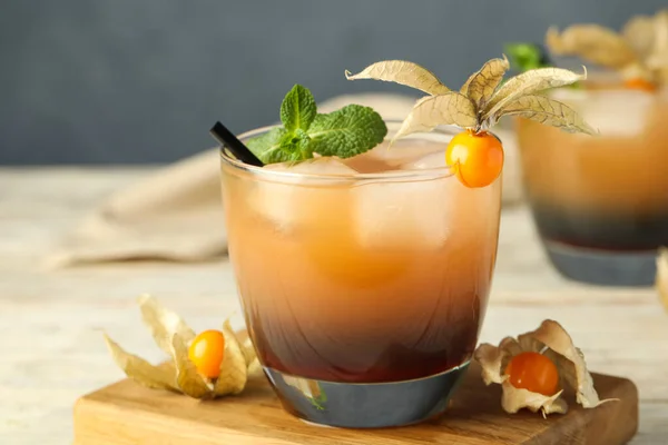 Cocktail Rinfrescante Decorato Con Frutta Physalis Tavolo Legno Sfondo Grigio — Foto Stock