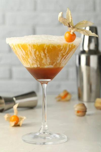 Delizioso Cocktail Decorato Con Frutta Physalis Tavolo Leggero Vicino Alla — Foto Stock