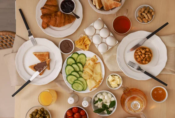 Masada farklı yemekler ve düz tabaklar var. Lüks brunch.