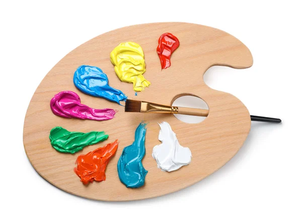 Beyaz arka planda boya ve fırça ile palet, üst manzara. Sanatçı ekipmanı