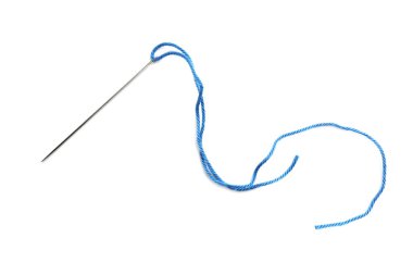 Açık mavi iplikli dikiş iğnesi beyaz, üst görünümde izole