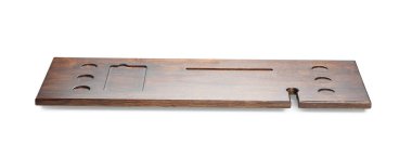 Beyaz arka planda ahşap bir banyo tepsisi