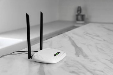 Modern Wi-Fi yönlendirici masa içinde. Metin için boşluk