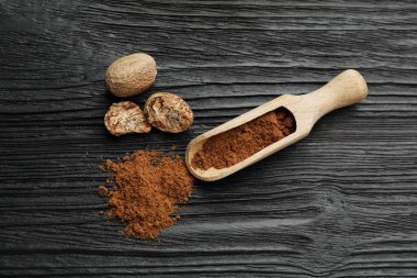 Hindistancevizi tozu ve siyah ahşap masa üzerindeki tohumlarla kepçeyle, düz yatıyordu.