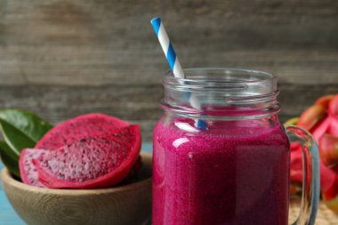 Mason kavanozunda nefis pitahaya smoothie, yakın plan. Metin için boşluk