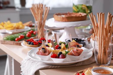 Masada farklı yemekler olan tabaklar. Lüks brunch.