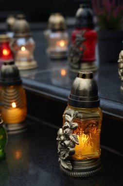 Mezarlıkta granit yüzeyde mezar ışıkları