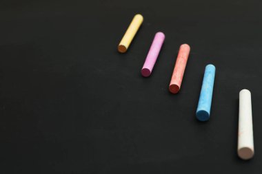 Siyah tahtada renkli tebeşirler, metin için boşluk