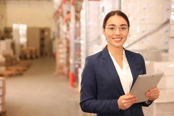 Manager Avec Tablette Travaillant Entrepôt Centre Logistique — Photo