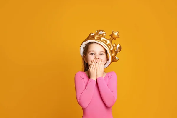 Roztomilá Dívka Nafukovací Koruně Žlutém Pozadí Malá Princezna — Stock fotografie