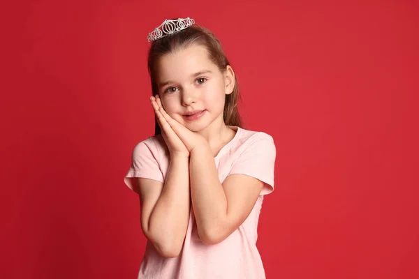 Nettes Mädchen Diadem Auf Rotem Hintergrund Kleine Prinzessin — Stockfoto