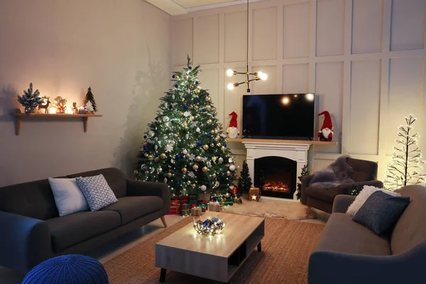 Interior Acolhedor Sala Estar Com Bela Árvore Natal Perto Lareira — Fotografia de Stock