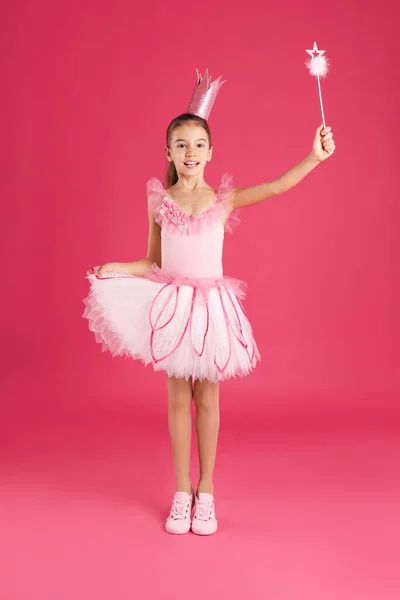 Милая Девушка Сказочном Платье Короной Волшебной Палочкой Розовом Фоне Маленькая — стоковое фото
