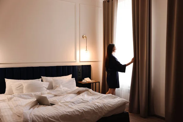 Belle Jeune Femme Robe Soie Près Fenêtre Dans Chambre Hôtel — Photo