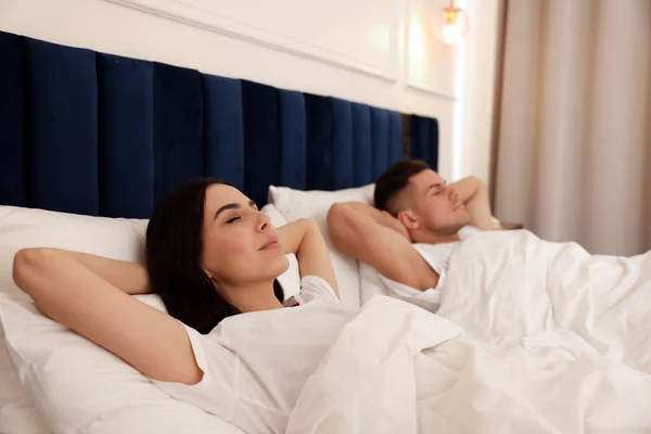 可爱的夫妻睡在宾馆房间里 — 图库照片