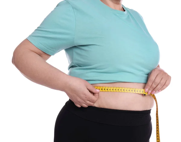 Vrouw Met Overgewicht Meten Taille Met Tape Witte Achtergrond Close — Stockfoto