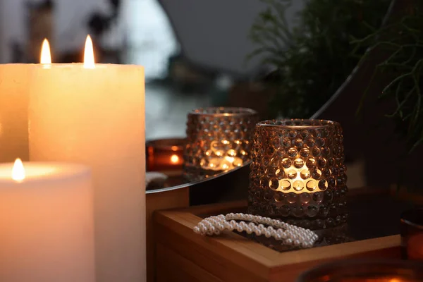 Lichte Kaarsen Houten Kaptafel Binnen — Stockfoto