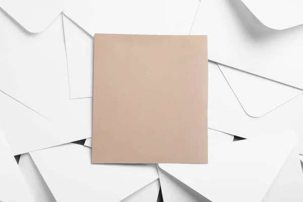 Carte Brune Vierge Sur Pile Enveloppes Papier Blanc Vue Dessus — Photo