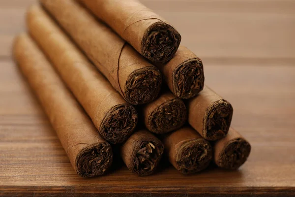 Muitos Charutos Mesa Madeira Closeup Tabaco Para Fumar — Fotografia de Stock