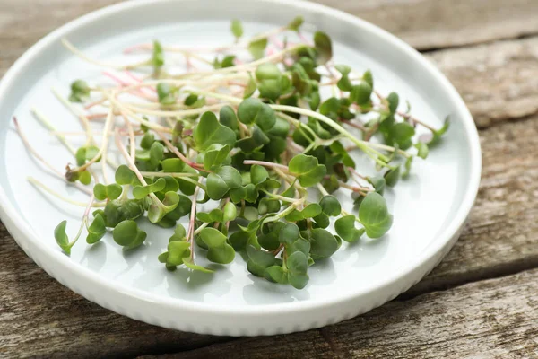 Bord Met Gesneden Verse Radijs Microgreens Houten Tafel Close — Stockfoto