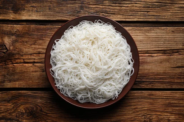 Tahta masada pilavlı erişte kasesi, üst manzara.