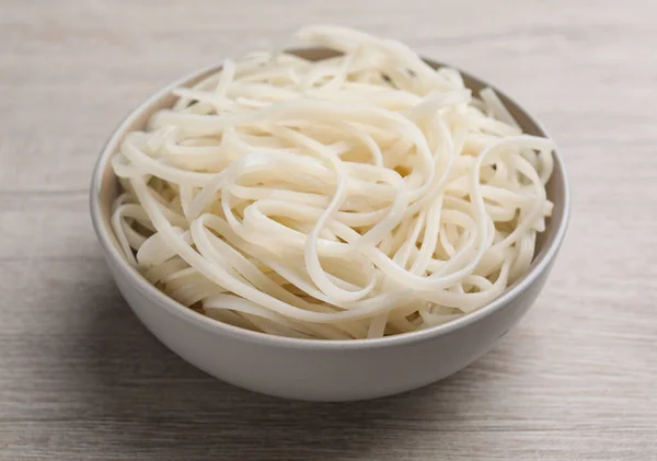 Tigela Macarrão Arroz Cozido Saboroso Mesa Madeira Branca — Fotografia de Stock