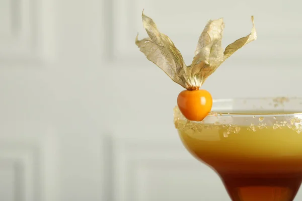 Erfrischender Cocktail Mit Physalis Früchten Auf Hellem Hintergrund Nahaufnahme Raum — Stockfoto