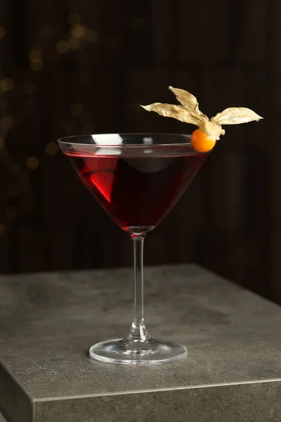Cocktail Rinfrescante Decorato Con Frutta Physalis Sul Tavolo Grigio Contro — Foto Stock