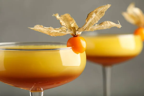 Gustoso Cocktail Decorato Con Frutti Physalis Sfondo Grigio Primo Piano — Foto Stock