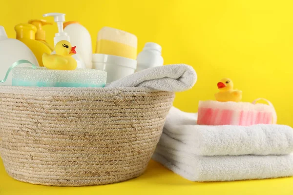 Mand Met Baby Cosmetische Producten Accessoires Gele Achtergrond — Stockfoto
