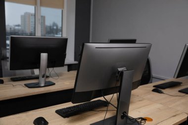 Açık uzay ofisindeki birçok modern bilgisayar
