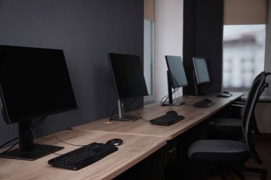 Açık uzay ofisindeki birçok modern bilgisayar
