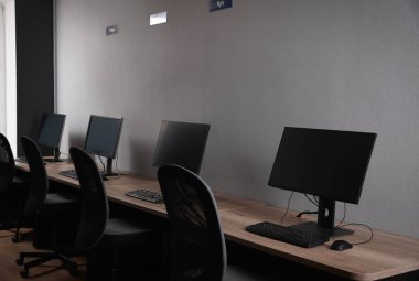 Açık uzay ofisindeki birçok modern bilgisayar