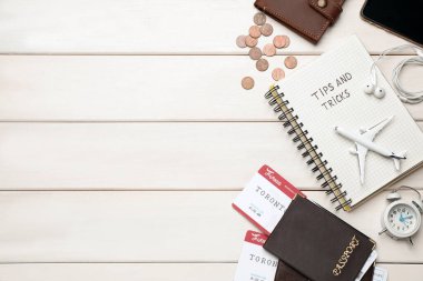 Düz kompozisyon, beyaz ahşap masa üzerinde defter, metin için boşluk. İpuçları ve Numaralar