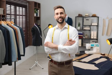 Atölyede mezurası olan profesyonel terzi.