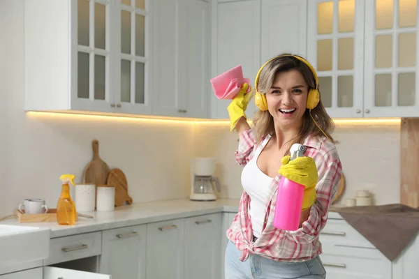 Mooie Jonge Vrouw Met Koptelefoon Zingen Tijdens Het Schoonmaken Keuken — Stockfoto