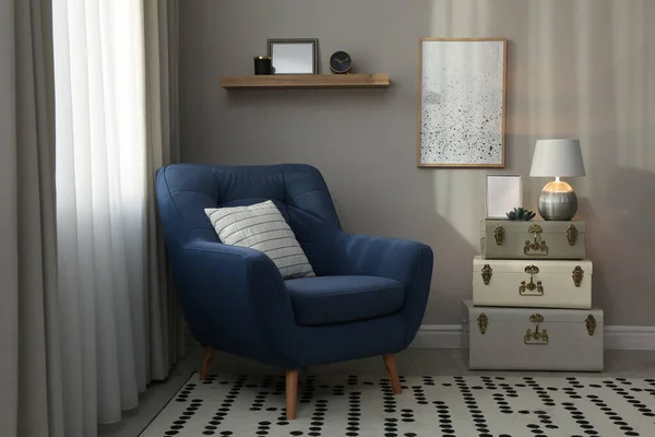 Intérieur Élégant Avec Fauteuil Confortable Malles Rangement Près Mur Gris — Photo