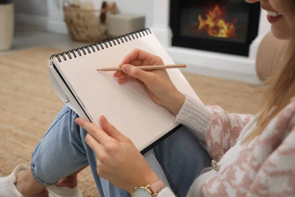 Dibujo Mujer Cuaderno Dibujo Con Lápiz Suelo Casa Primer Plano — Foto de Stock