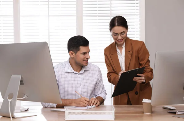 Zakenvrouw Helpt Stagiair Met Werk Kantoor — Stockfoto