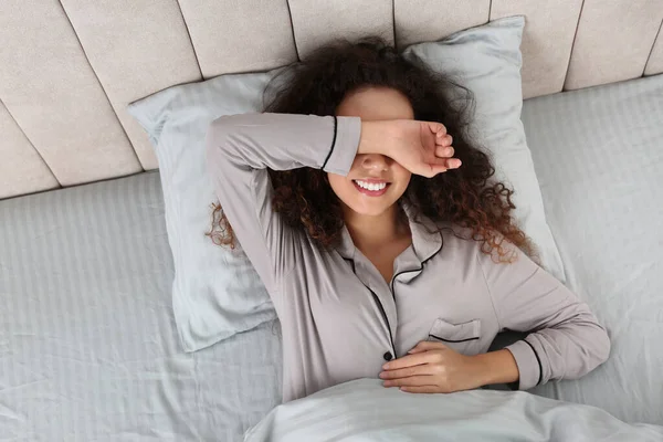 Hermosa Mujer Afroamericana Acostada Cama Vista Superior — Foto de Stock