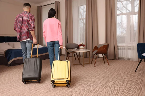 Bavulları olan bir çift otel odasına giriyor.